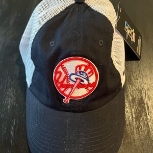 Nike Men's Black and White New York Yankees Mesh Back Cap NWT